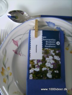 Blomsterfrø sammen med bordkortene