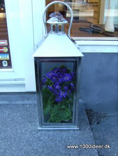 Skift lysene i lanternerne ud med blomster, nr dagen bliver lngere