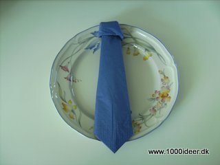 Fold servietten som et slips – konfirmation eller fødselsdag 
