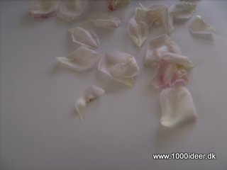 Rosenblade som bordpynt