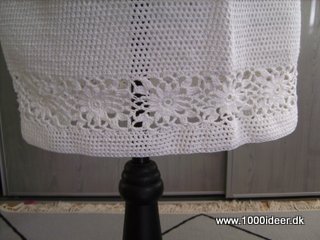 Hæklet nederdel med blomsterkant 