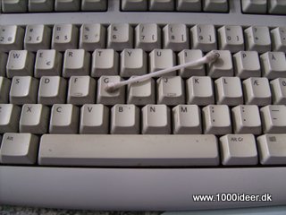 Rengør tastatur med en vatpind