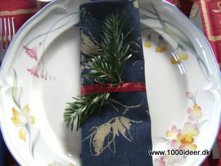 Julebånd om servietten binder farverne sammen 