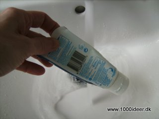 Tøm tandpastatuben med varmt vand