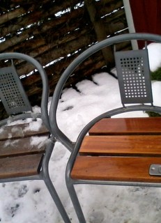 Rengøring af havemøbler og terrasse med sne