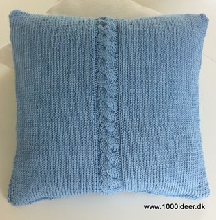 Sofapude med enkel snoning – strikket