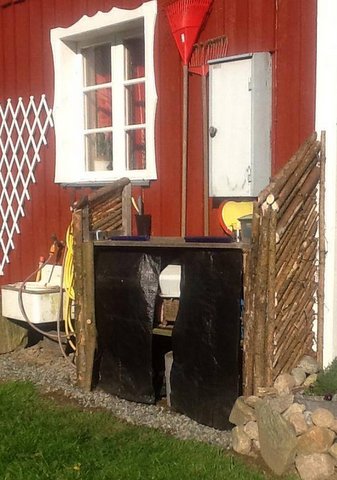Genbrug en vinduesskraber til et nyt forhæng til haveredskabsbordet