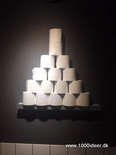 Toiletruller som pyramide